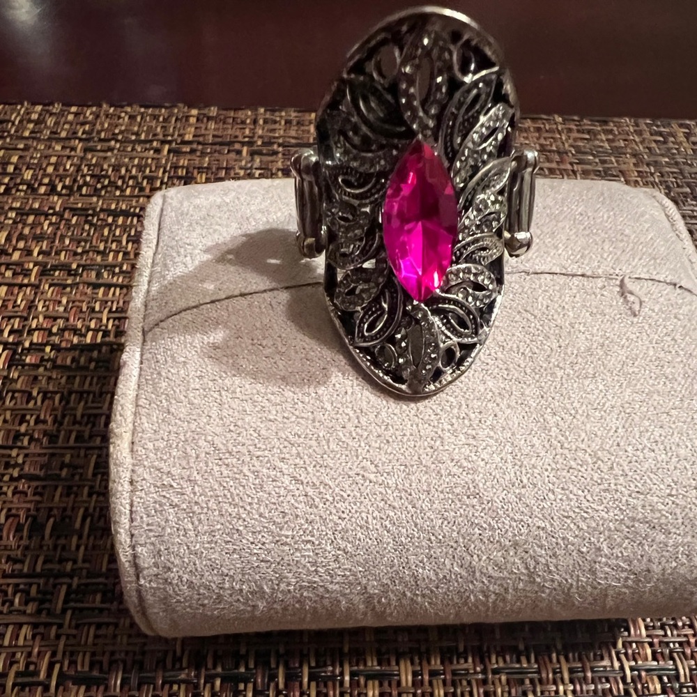 Ring with stretch band